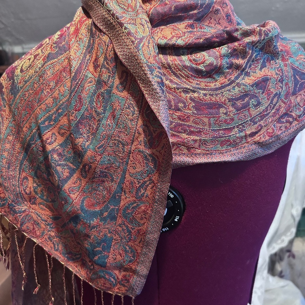 A modern paisley-patterned pashmina-style shawl with fringe.- preloved
